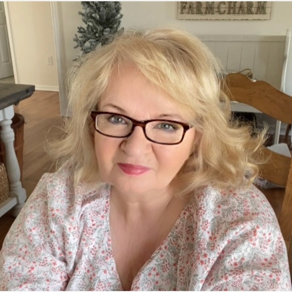 Meet your Posher, Rebecca - Picture 1 of 11